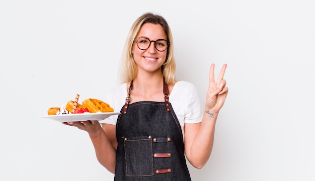 Czytelniczka z talerzem